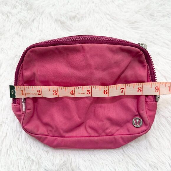 Unisex Lululemon Everywhere Belt Bag 2L in Red Marlot One Size - Picture 3 of 8